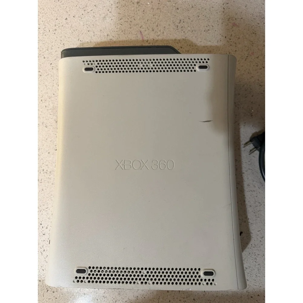 Microsoft Xbox 360 ,2 Controllers ,cables‎ HDMI Cable ,4 Games